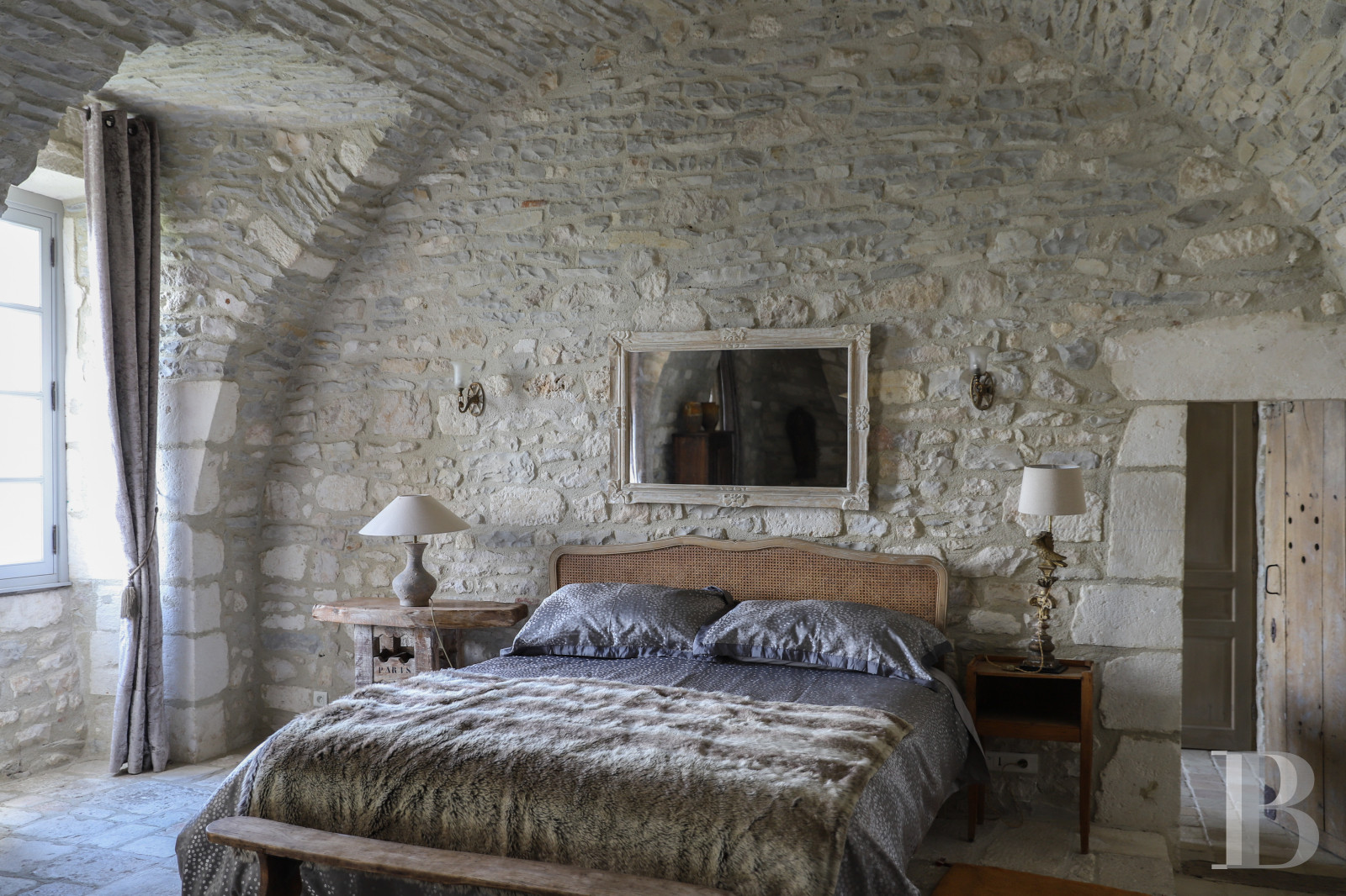 En Bourgogne, non loin de Vézelay, un château en bord de falaise surplombant l’Yonne - photo  n°37